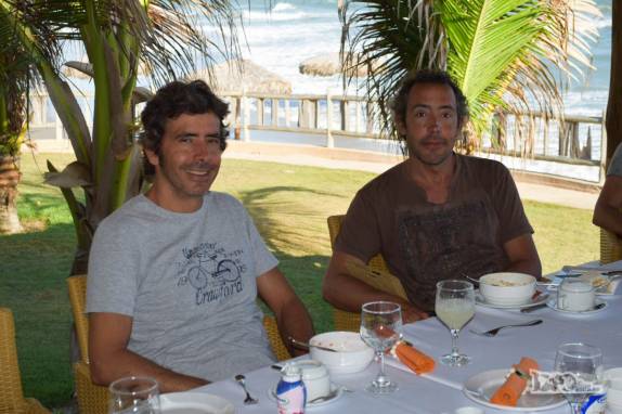 Com o irmão Guto depois de mais um saudável café da manhã no hotel em Fortim, no litoral do Ceará